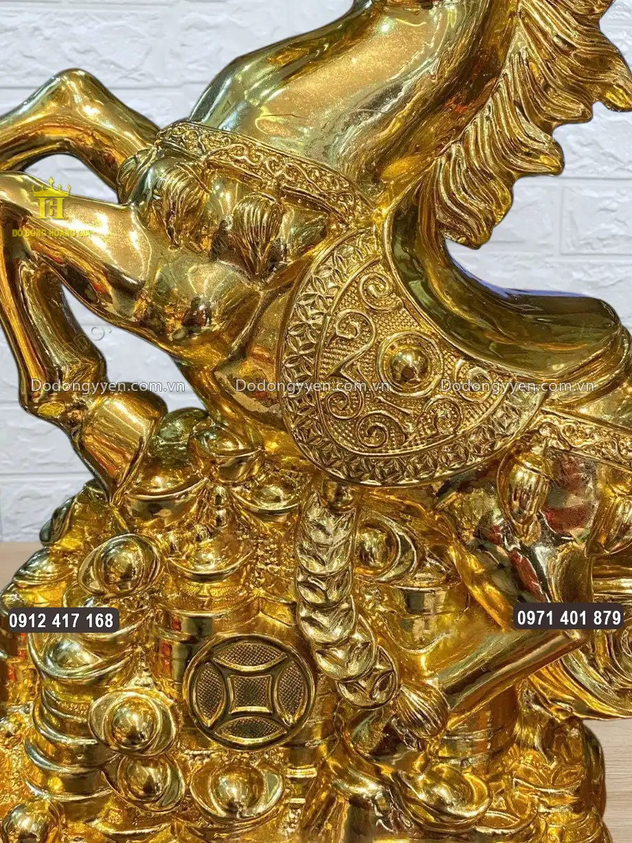 Từng họa tiết hoa văn được chạm khắc sắc n&eacute;t